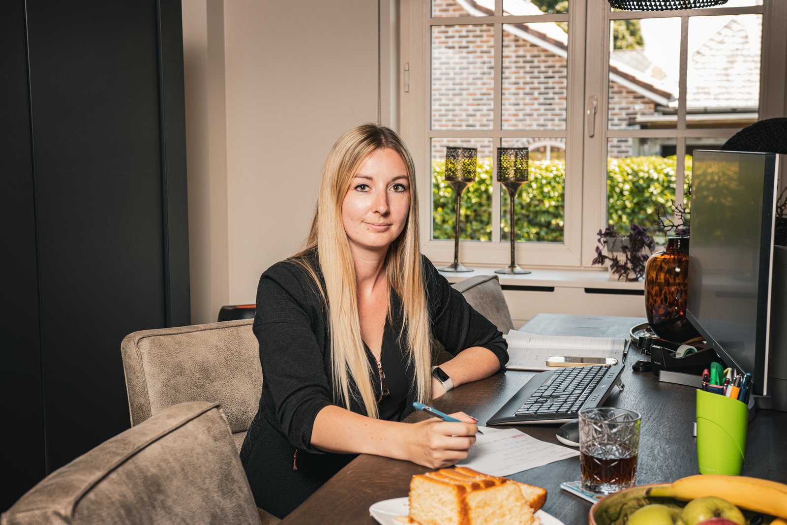 Medewerkster aan een bureau