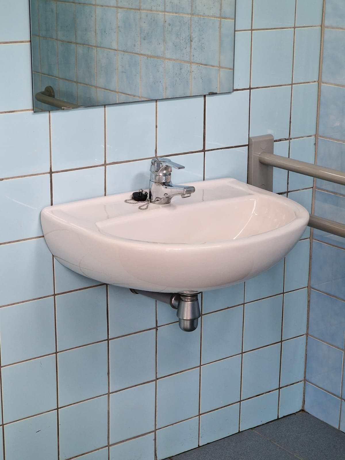 Gereinigde wasbak in een betegelde ruimte